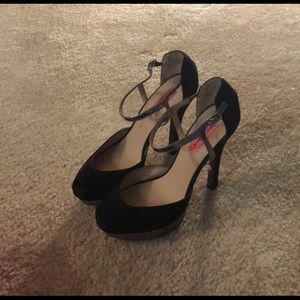 Betsy Johnson peep toe platform heels sz10